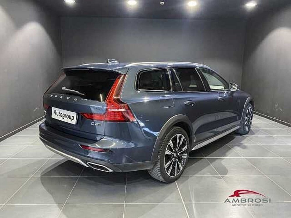 Volvo V60 Cross Country D4 AWD Geartronic Pro  del 2019 usata a Corciano (3)
