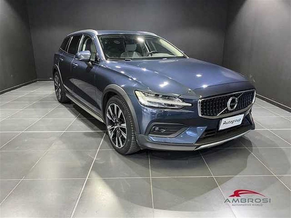 Volvo V60 Cross Country D4 AWD Geartronic Pro  del 2019 usata a Viterbo (2)