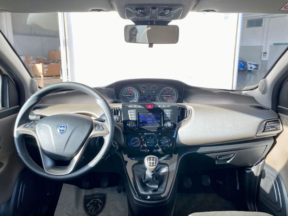 Lancia Ypsilon usata a Bari (16)