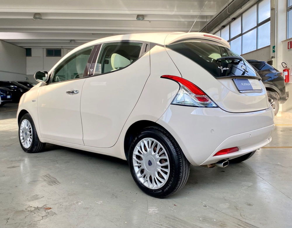 Lancia Ypsilon usata a Bari (6)