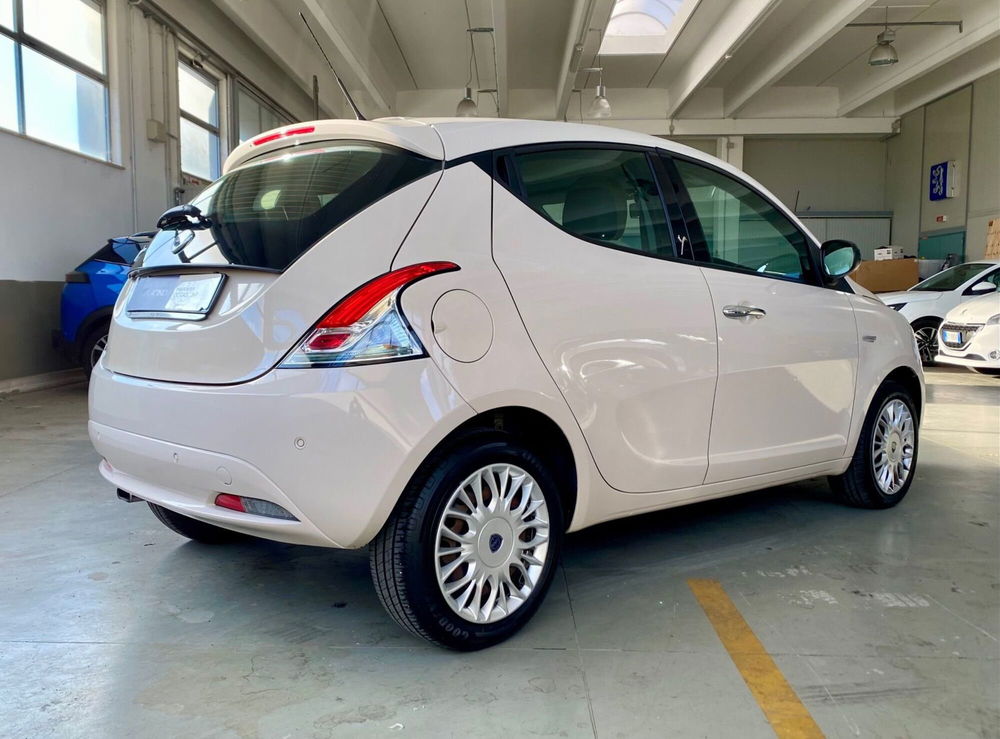 Lancia Ypsilon usata a Bari (8)