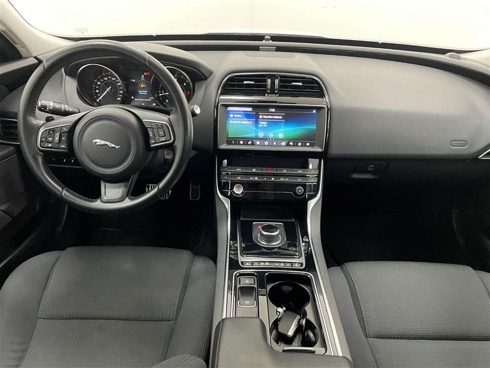 Jaguar XE 2.0 D 180 CV aut. Pure  del 2018 usata a Lurate Caccivio (4)