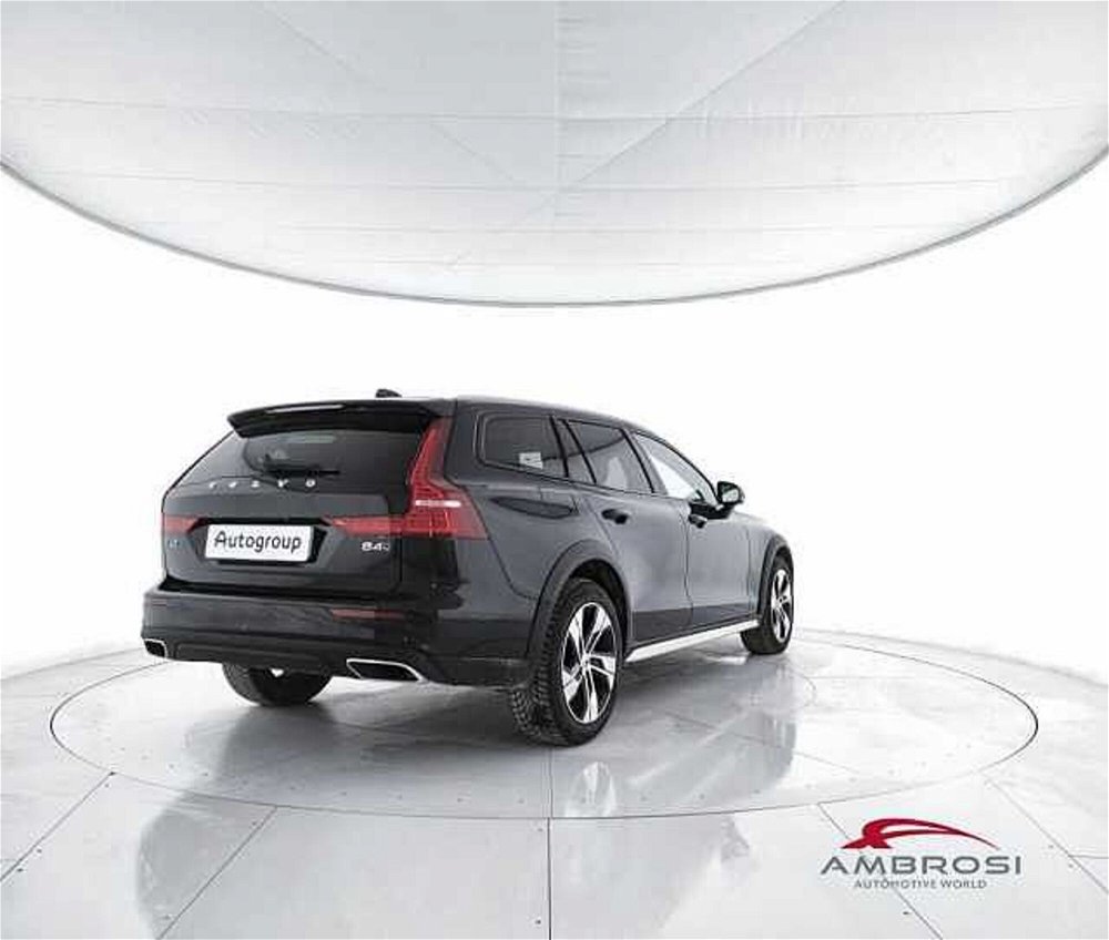Volvo V60 Cross Country B4 (d) AWD Geartronic Business Pro Line del 2021 usata a Corciano (3)