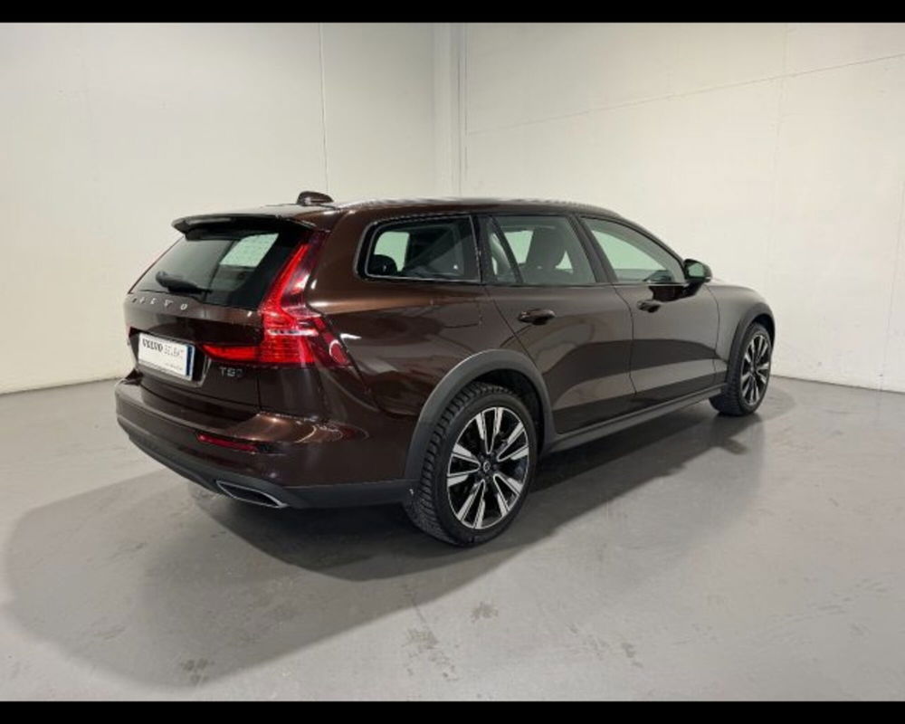 Volvo V60 Cross Country T5 AWD Geartronic Pro del 2020 usata a Conegliano (2)