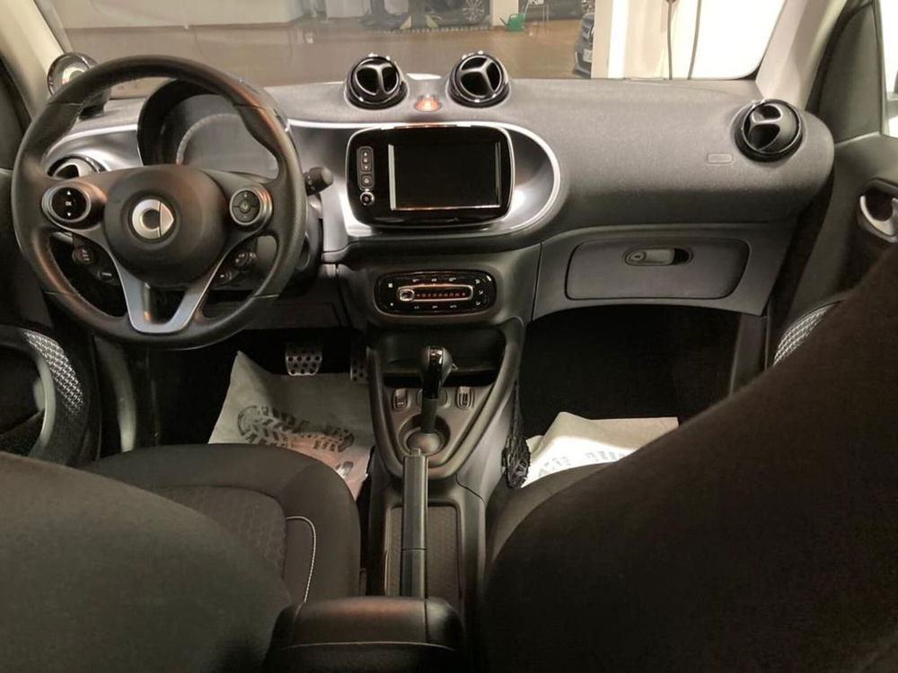 smart fortwo EQ Passion Nightsky del 2020 usata a Rende (5)