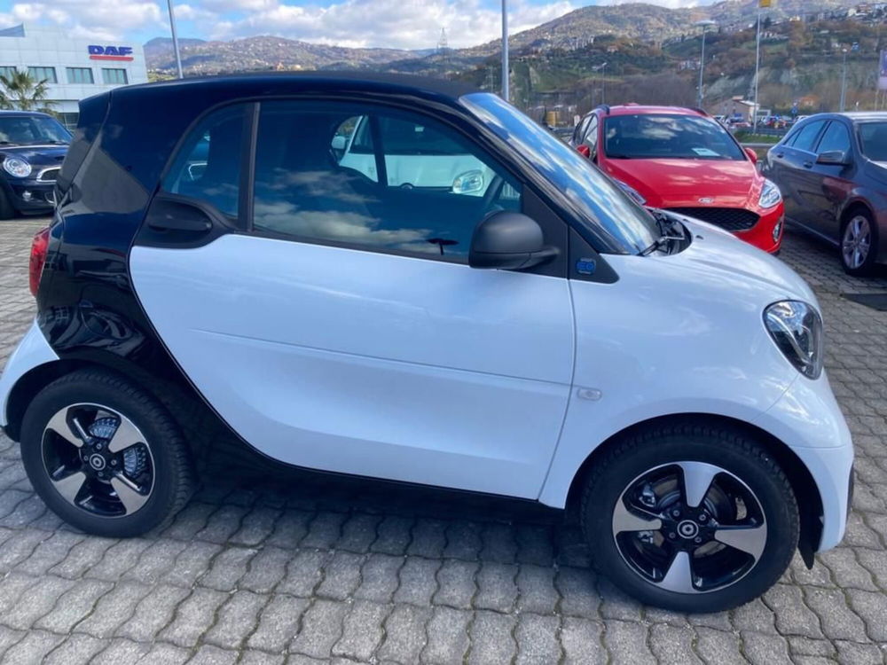 smart fortwo EQ Passion Nightsky del 2022 usata a Rende (3)