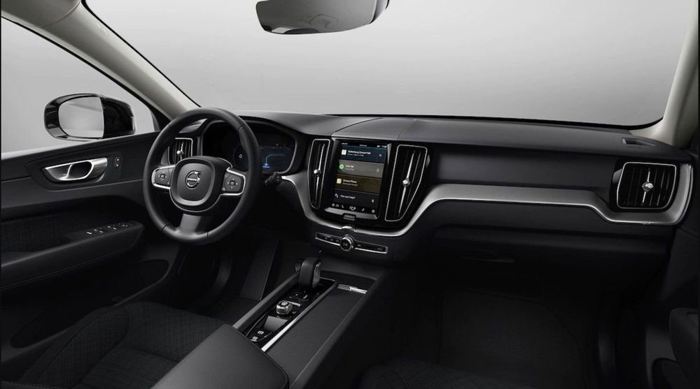 Volvo XC60 nuova a Bari (6)