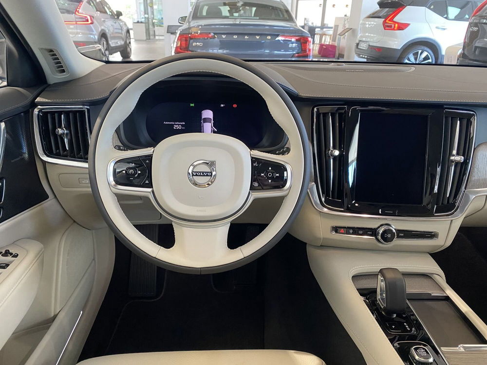 Volvo V90 nuova a Bari (10)