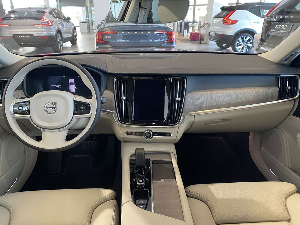 Volvo V90 nuova a Bari (9)