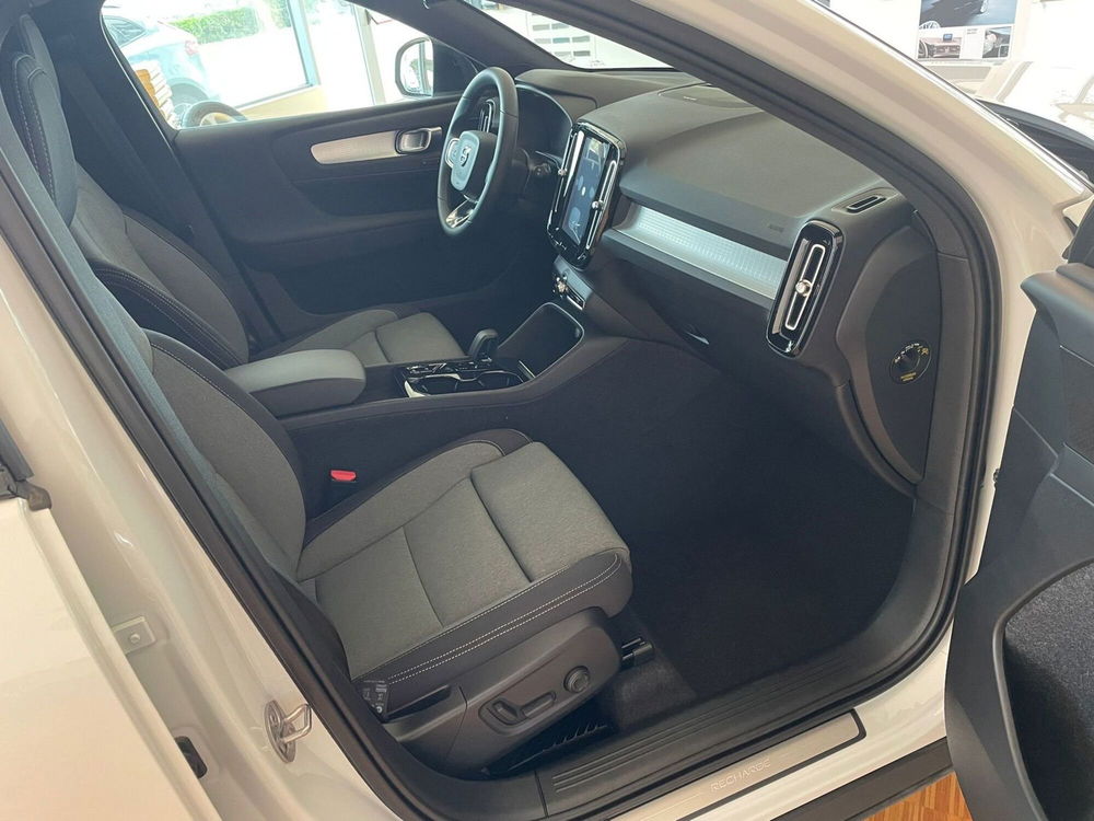 Volvo XC40 nuova a Bari (7)