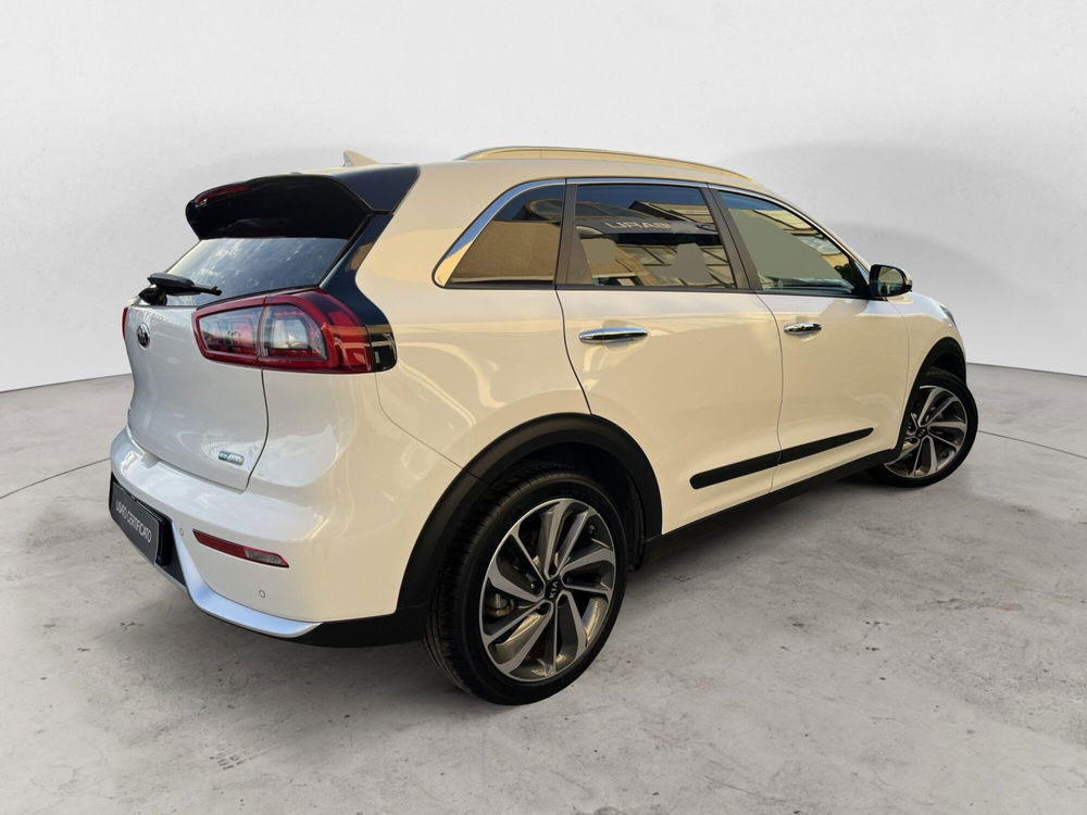 Kia Niro 1.6 GDi DCT HEV Style  del 2020 usata a Bari (2)