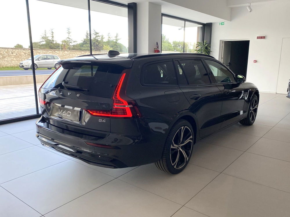 Volvo V60 B4 automatico Plus Dark  nuova a Bari (2)