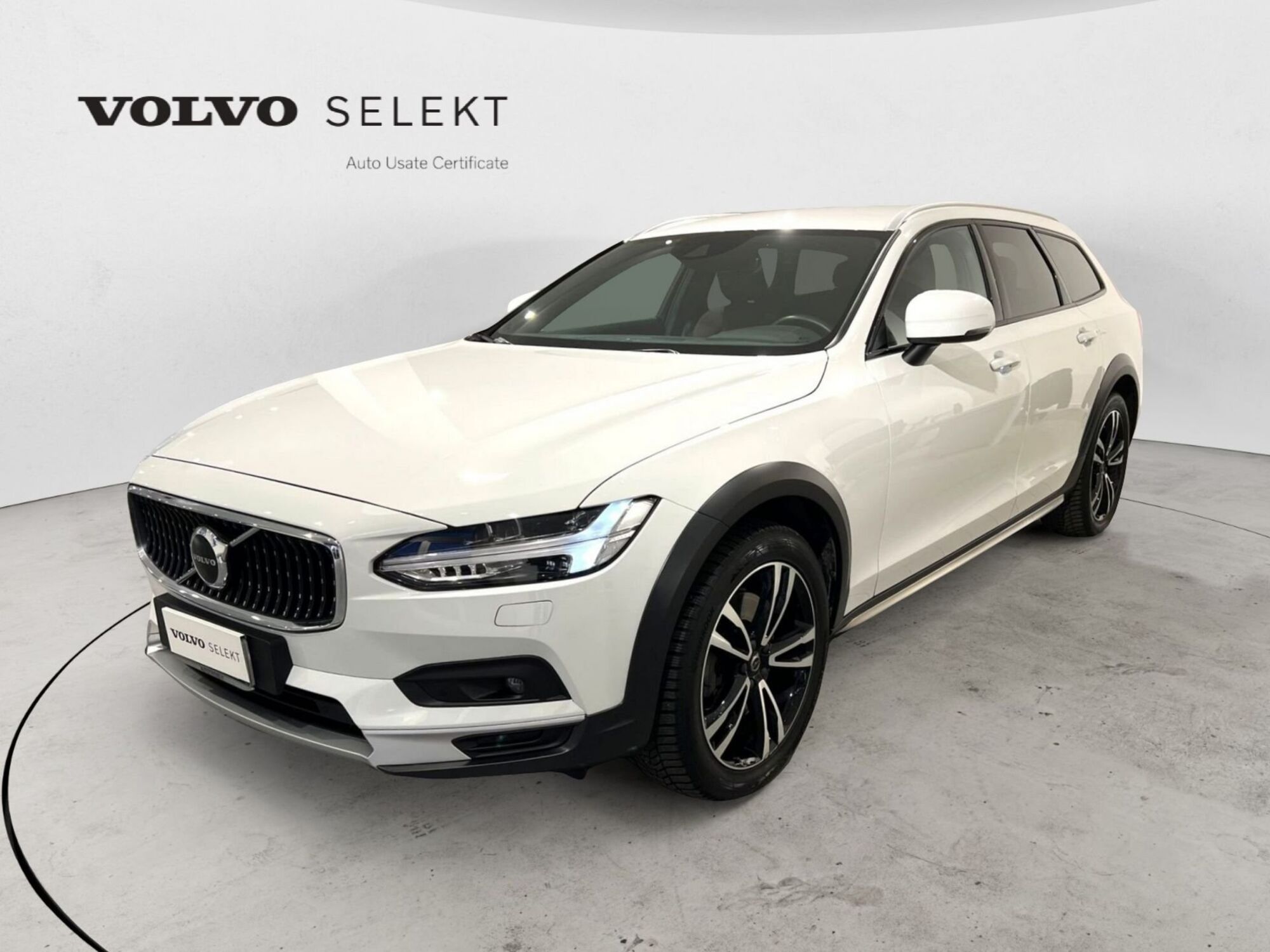 Volvo V90 Cross Country B4 (d) AWD Geatronic Business Pro Line  del 2021 usata a Bari