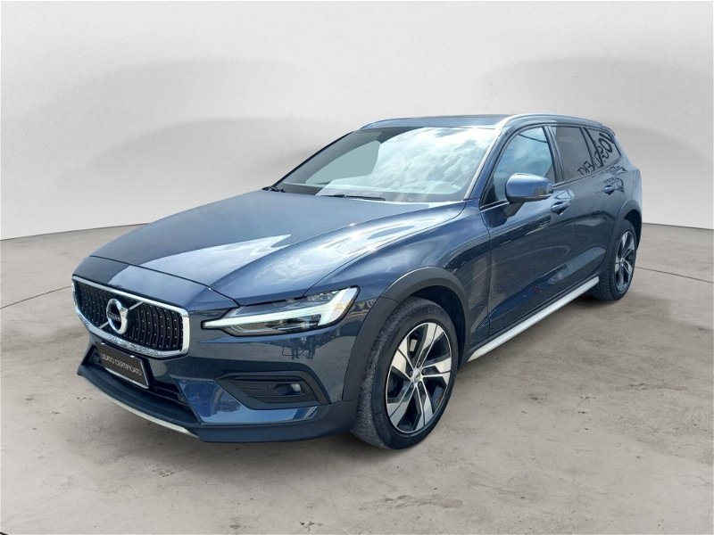 Volvo V60 Cross Country B4 (d) AWD Geartronic Business Pro Line del 2021 usata a Bari