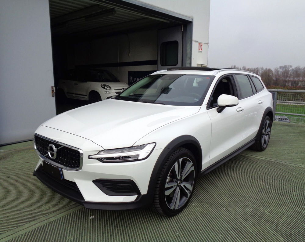 Volvo V60 Cross Country B4 (d) AWD automatico Core del 2022 usata a Castelfranco Veneto