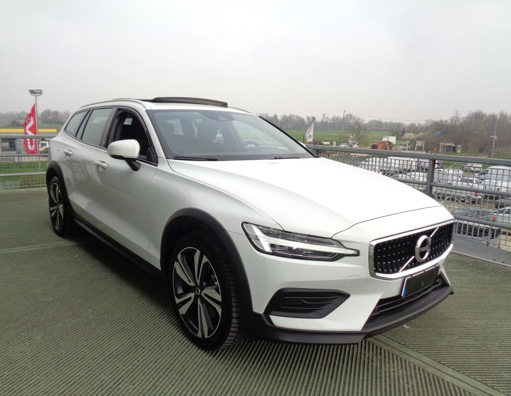 Volvo V60 Cross Country B4 (d) AWD automatico Core del 2022 usata a Castelfranco Veneto (4)