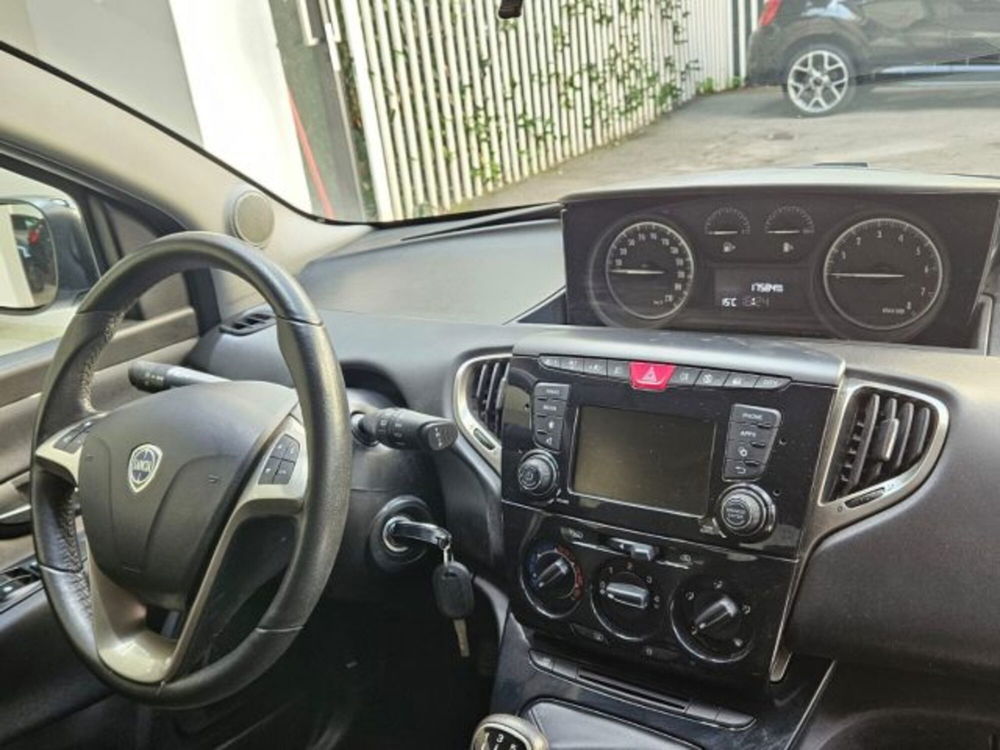 Lancia Ypsilon usata a Napoli (20)