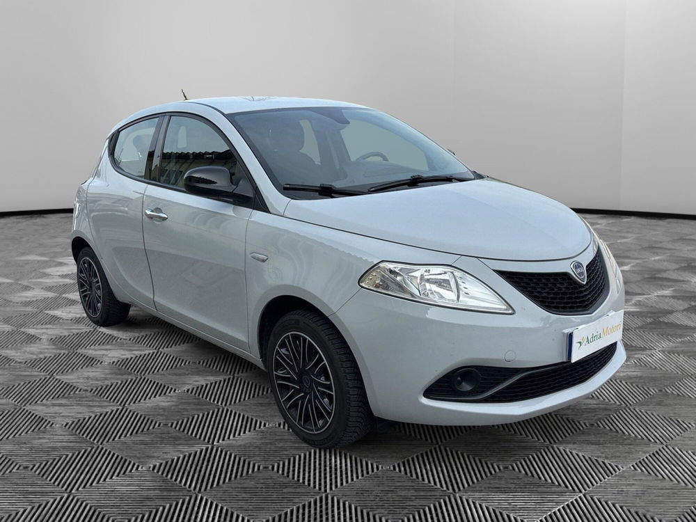 Lancia Ypsilon usata a Pordenone (7)