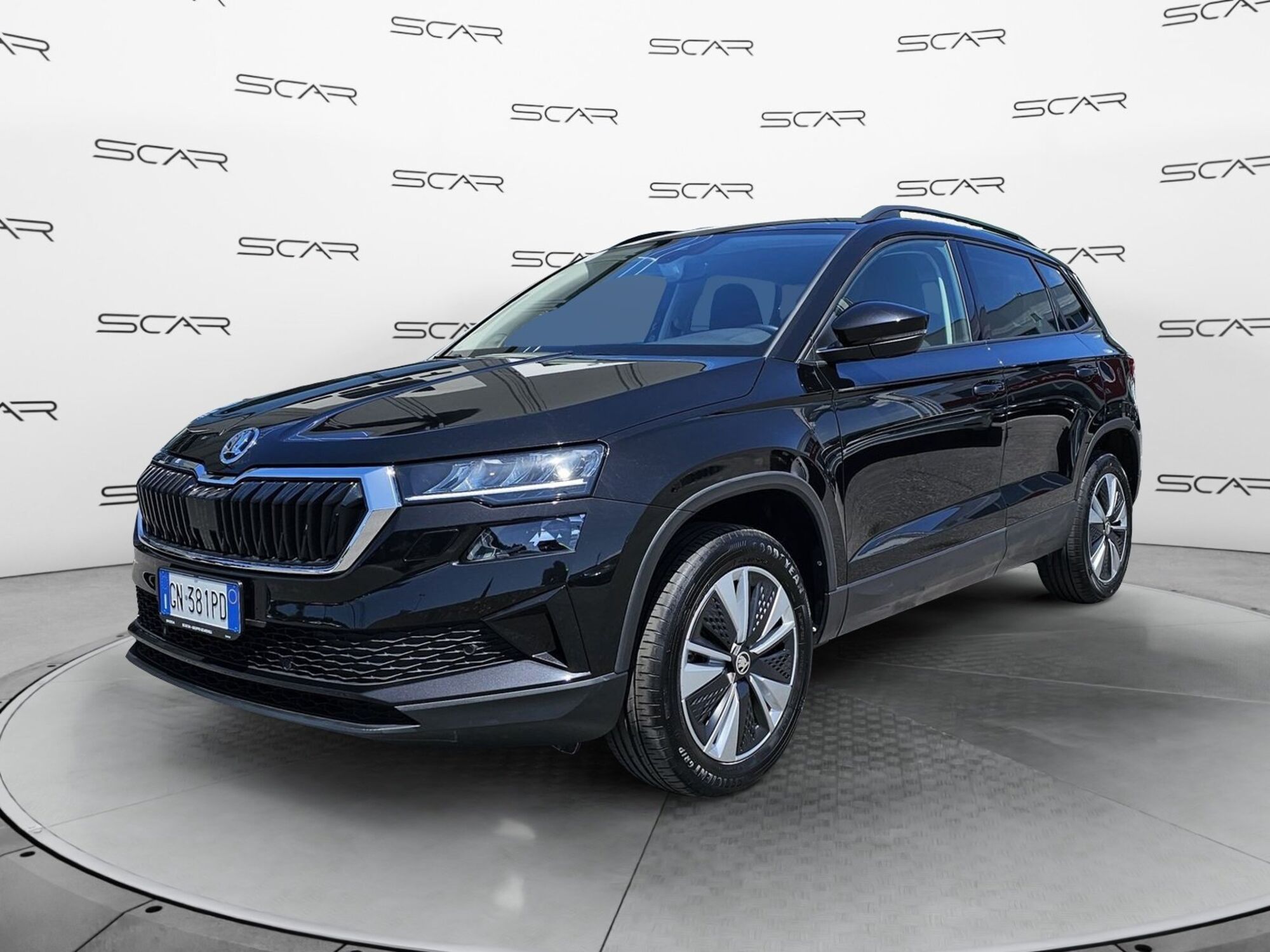 Skoda Karoq 1.0 TSI 110 CV Executive  del 2023 usata a Livorno