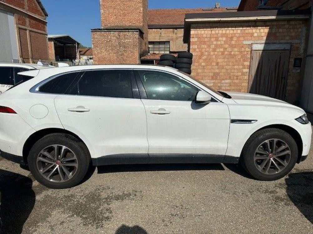 Jaguar F-Pace 2.0 D 180 CV AWD aut. Prestige  del 2018 usata a Casalgrande (3)