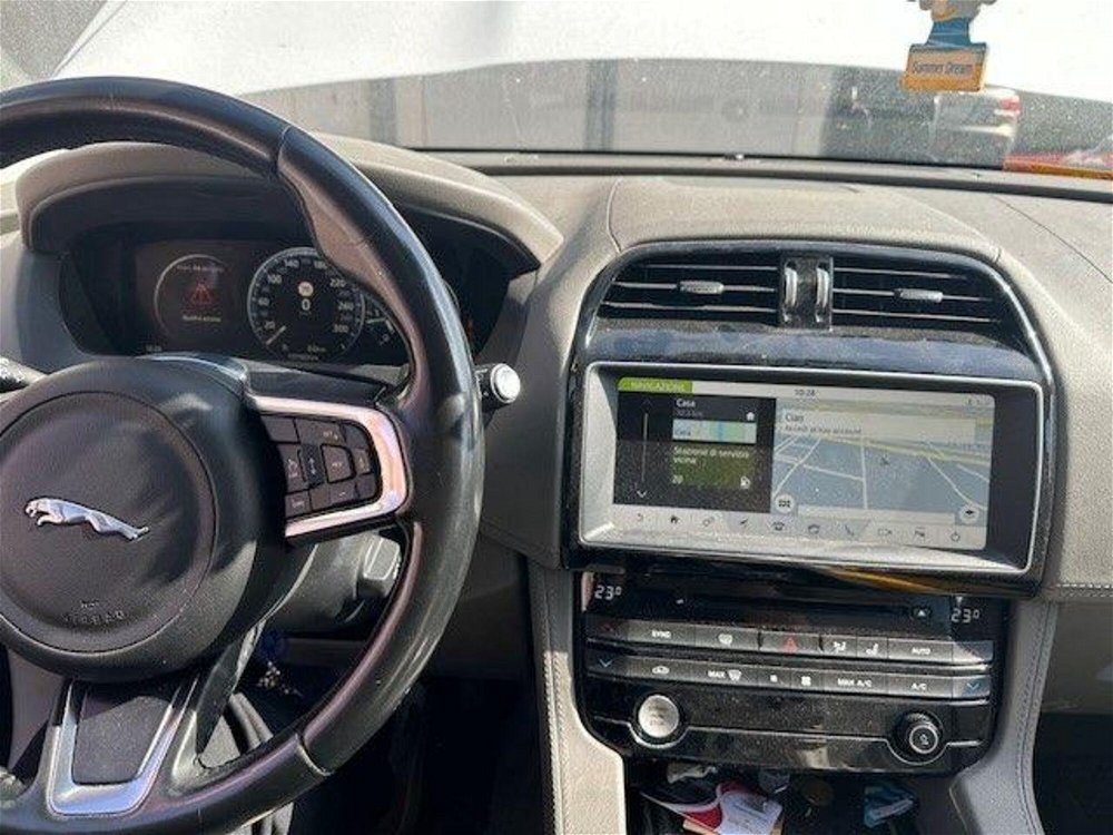 Jaguar F-Pace 2.0 D 180 CV AWD aut. Prestige  del 2018 usata a Casalgrande (4)