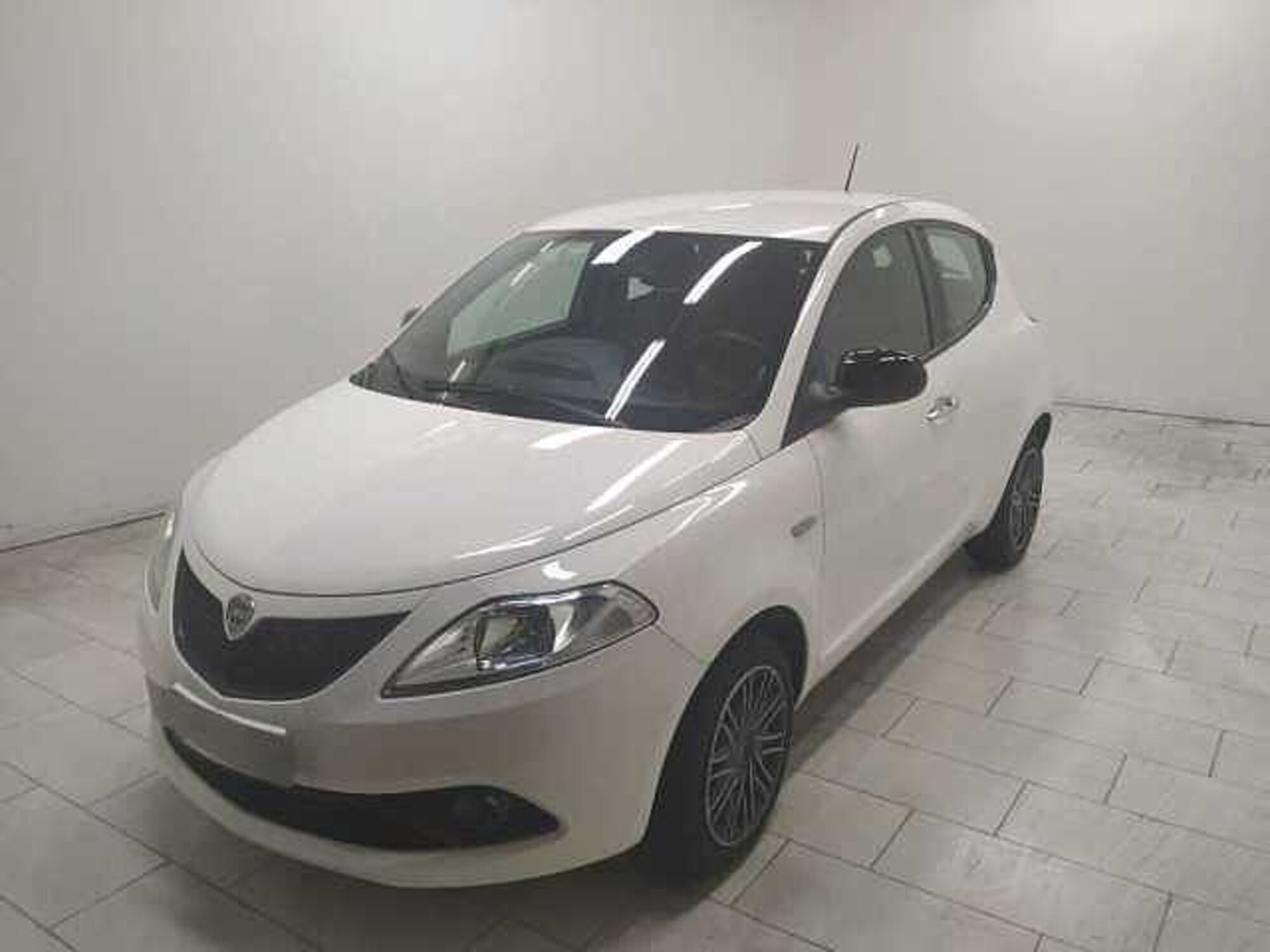 Lancia Ypsilon 1.0 FireFly 5 porte S&amp;S Hybrid Ecochic Silver  del 2021 usata a Cuneo