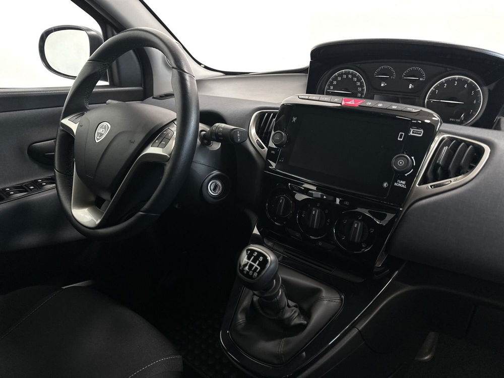 Lancia Ypsilon usata a Brescia (15)