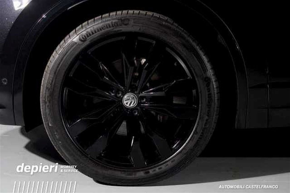 Volkswagen Touareg 3.0 V6 TDI SCR Black Style del 2020 usata a Castelfranco Veneto (5)