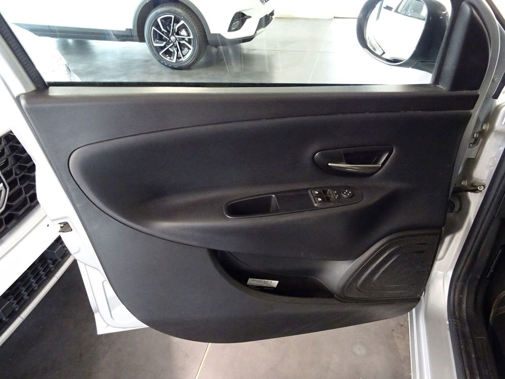 Lancia Ypsilon usata a Lucca (9)