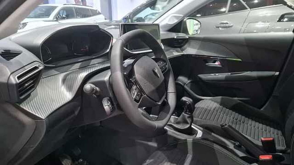 Peugeot 208 nuova a Milano (11)