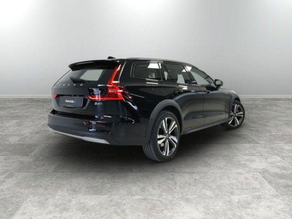 Volvo V60 Cross Country 2.0 b4 Core awd auto del 2023 usata a Modena (2)