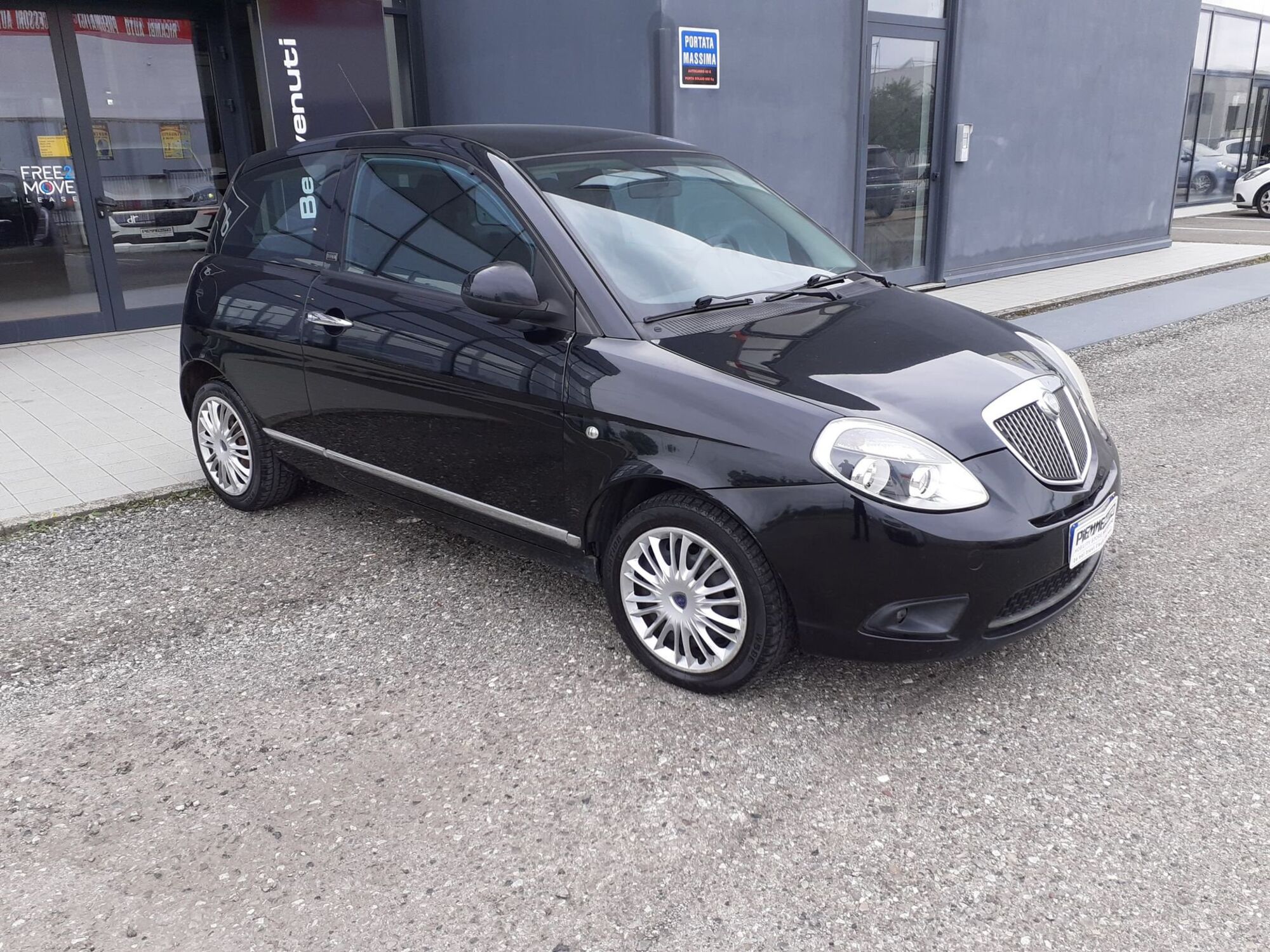 Lancia Ypsilon 1.2 69 CV Diva  del 2011 usata a Piacenza