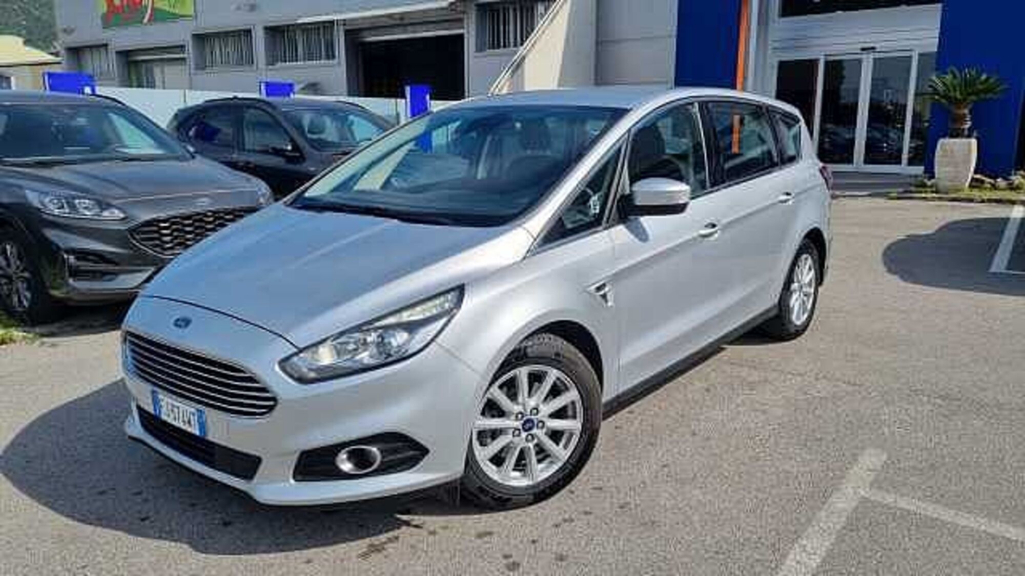 Ford S-Max 2.0 TDCi 150CV Start&amp;Stop Powershift Titanium  del 2017 usata a Salerno