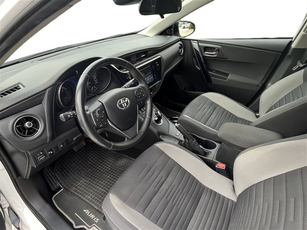 Toyota Auris 1.8 Hybrid Active  del 2018 usata a Bari (5)