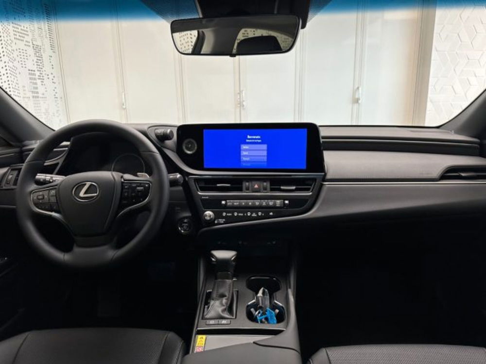 Lexus ES nuova a Cuneo (11)