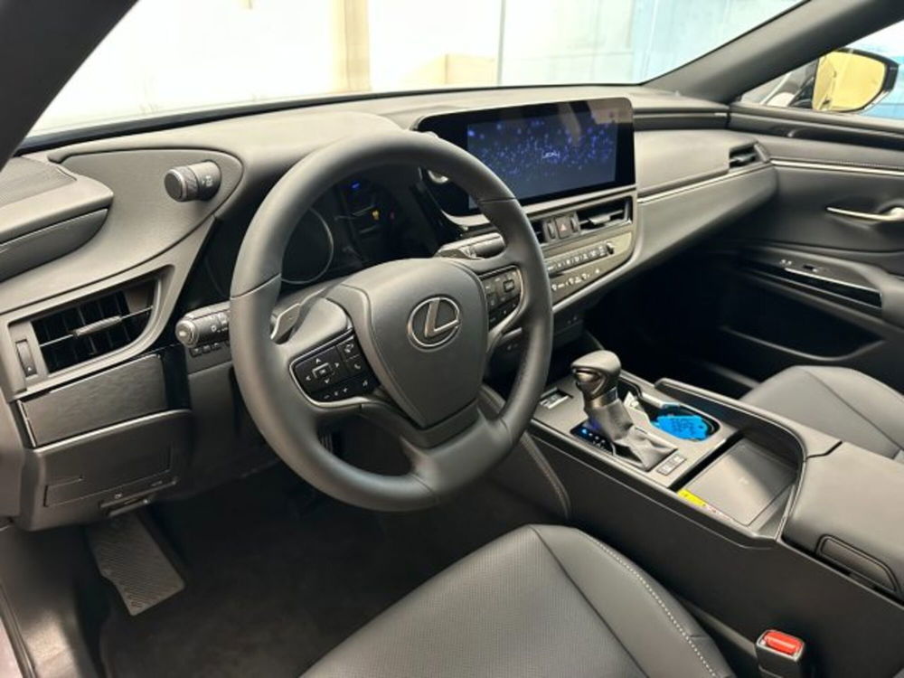 Lexus ES nuova a Cuneo (9)