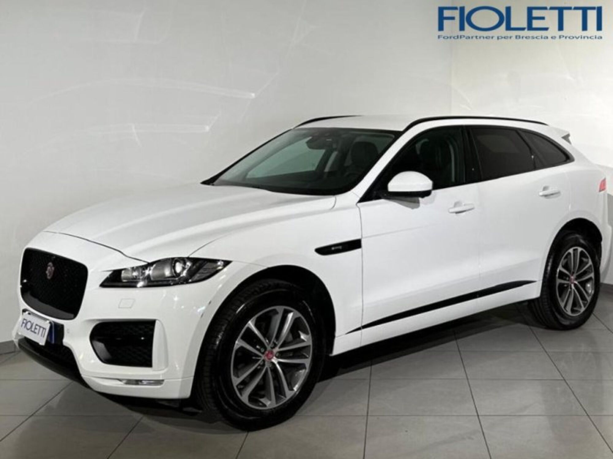 Jaguar F-Pace 2.0 D 180 CV AWD aut. R-Sport  del 2017 usata a Concesio