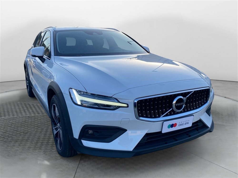 Volvo V60 Cross Country D4 AWD Geartronic Business Pro Line del 2020 usata a Vinci (3)