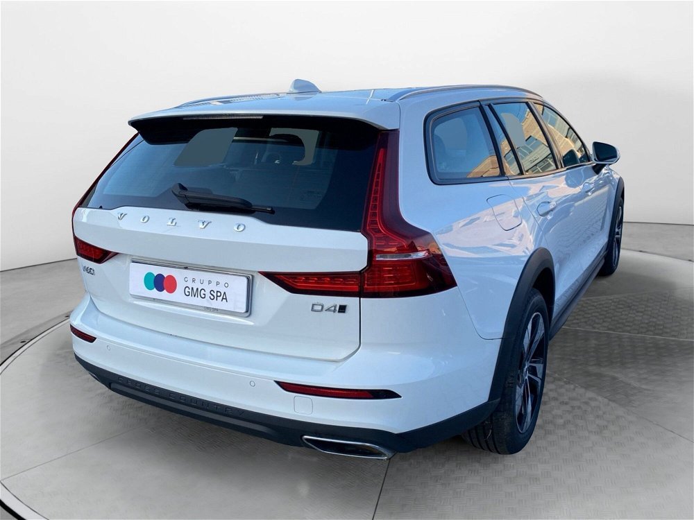 Volvo V60 Cross Country D4 AWD Geartronic Business Pro Line del 2020 usata a Vinci (5)