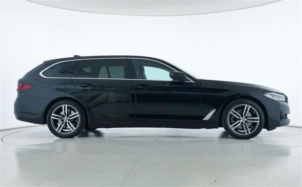BMW Serie 5 Touring 520d 48V  Luxury  del 2022 usata a Bastia Umbra (4)