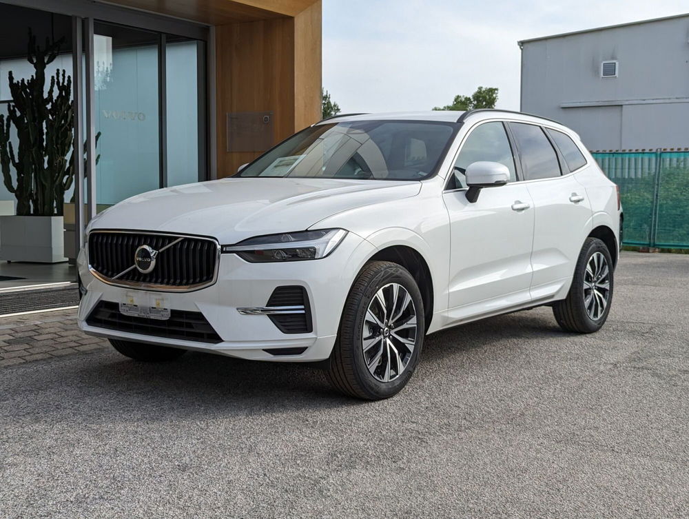 Volvo XC60 B4 automatico Core  nuova a Pescara (3)