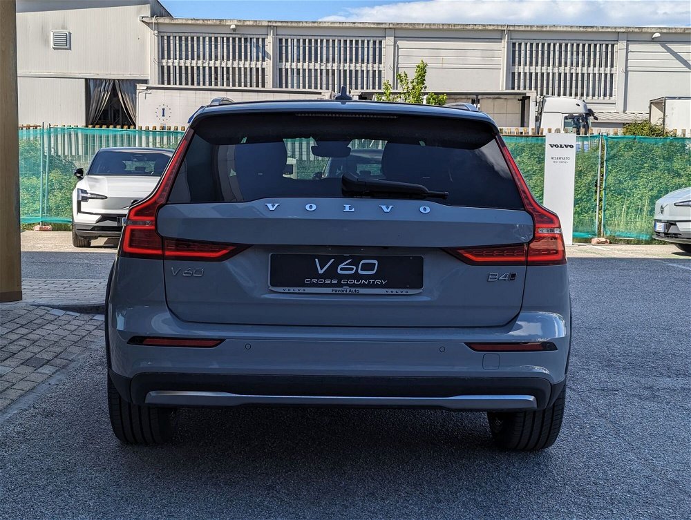 Volvo V60 Cross Country 2.0 b4 Core awd auto nuova a Pescara (4)