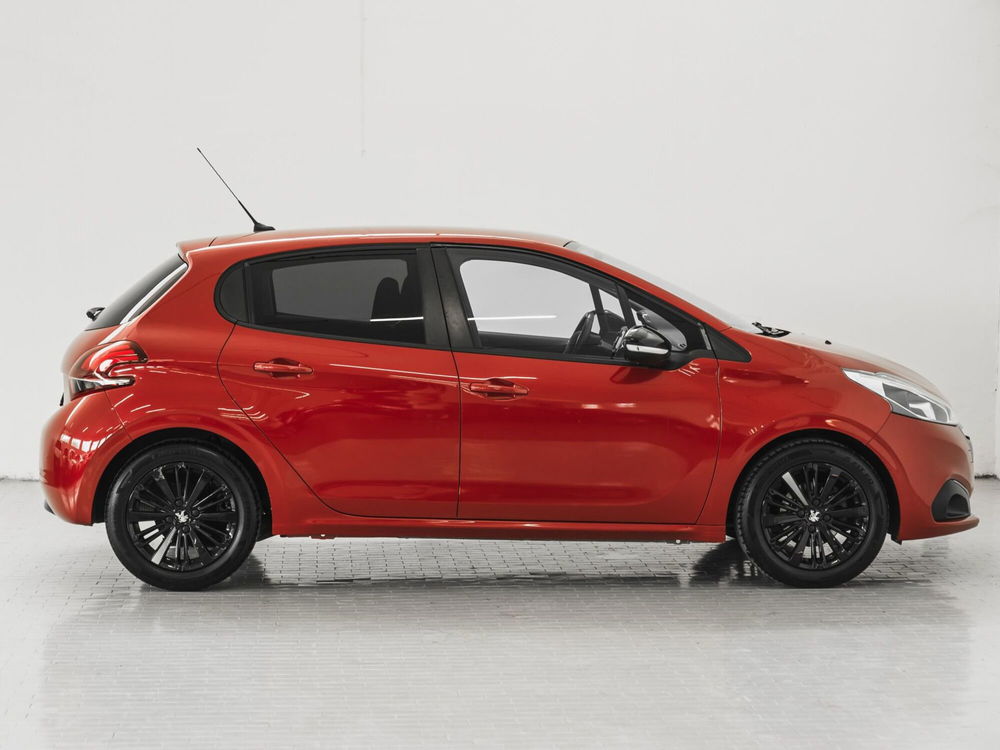 Peugeot 208 82 5 porte Black Line 2 del 2018 usata a Prato (3)