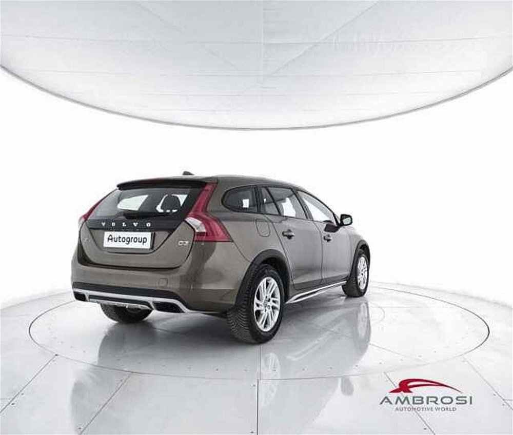 Volvo V60 Cross Country D3 Kinetic del 2016 usata a Corciano (3)
