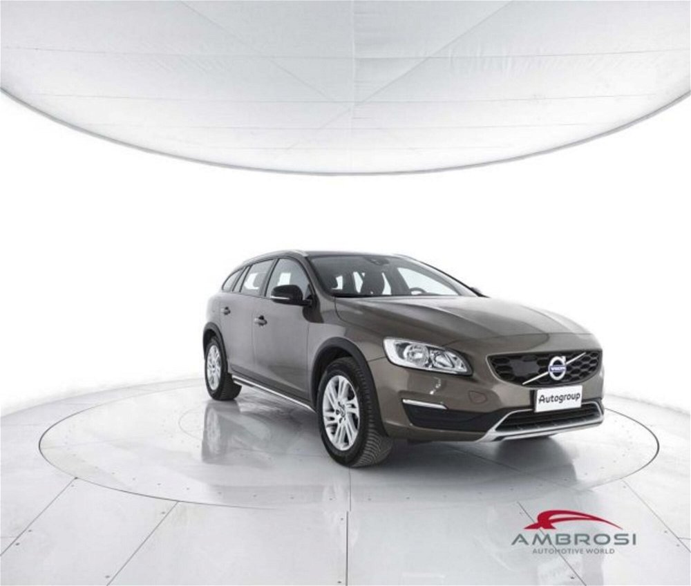 Volvo V60 Cross Country D3 Kinetic del 2016 usata a Corciano (2)