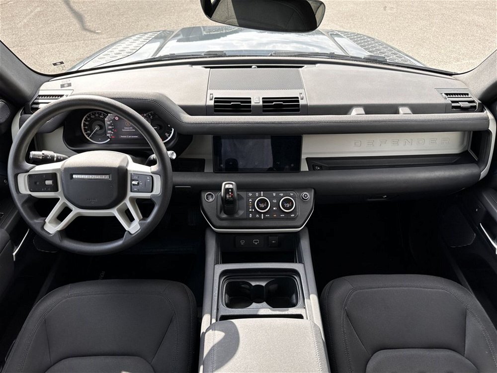 Land Rover Defender 110 3.0D I6 200 CV AWD Auto  del 2021 usata a Monteriggioni (4)
