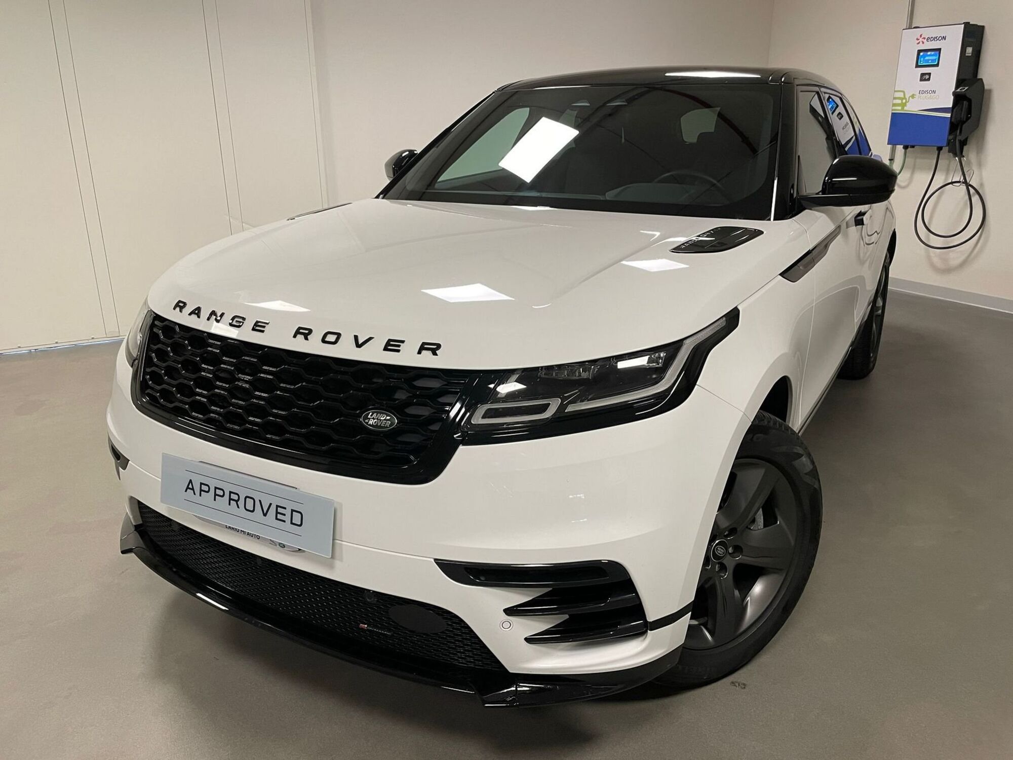 Land Rover Range Rover Velar 2.0D I4 204 CV R-Dynamic S  del 2022 usata a Milano