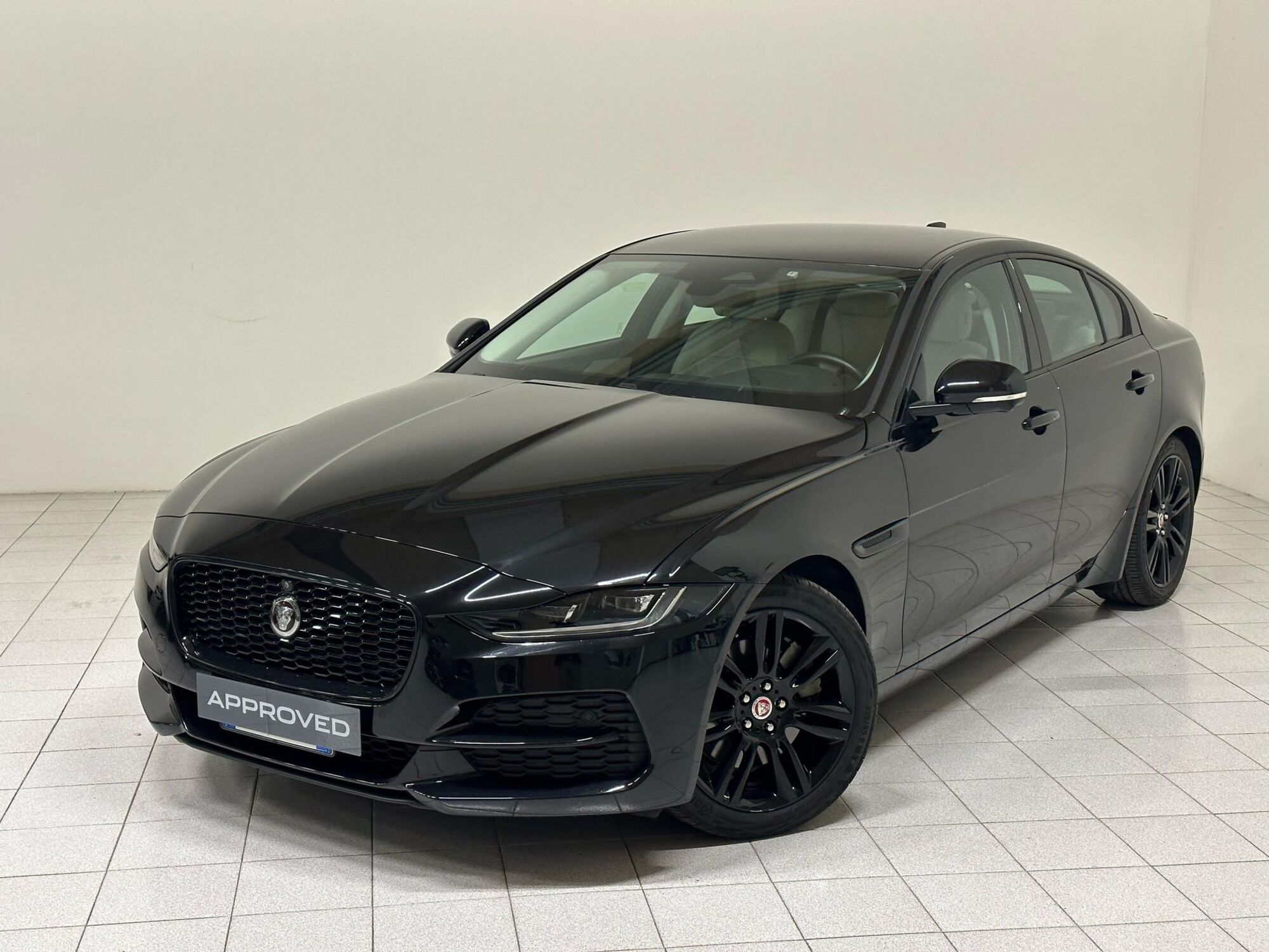 Jaguar XE 2.0 D 204 CV AWD aut. R-Dynamic SE  del 2021 usata a Novara