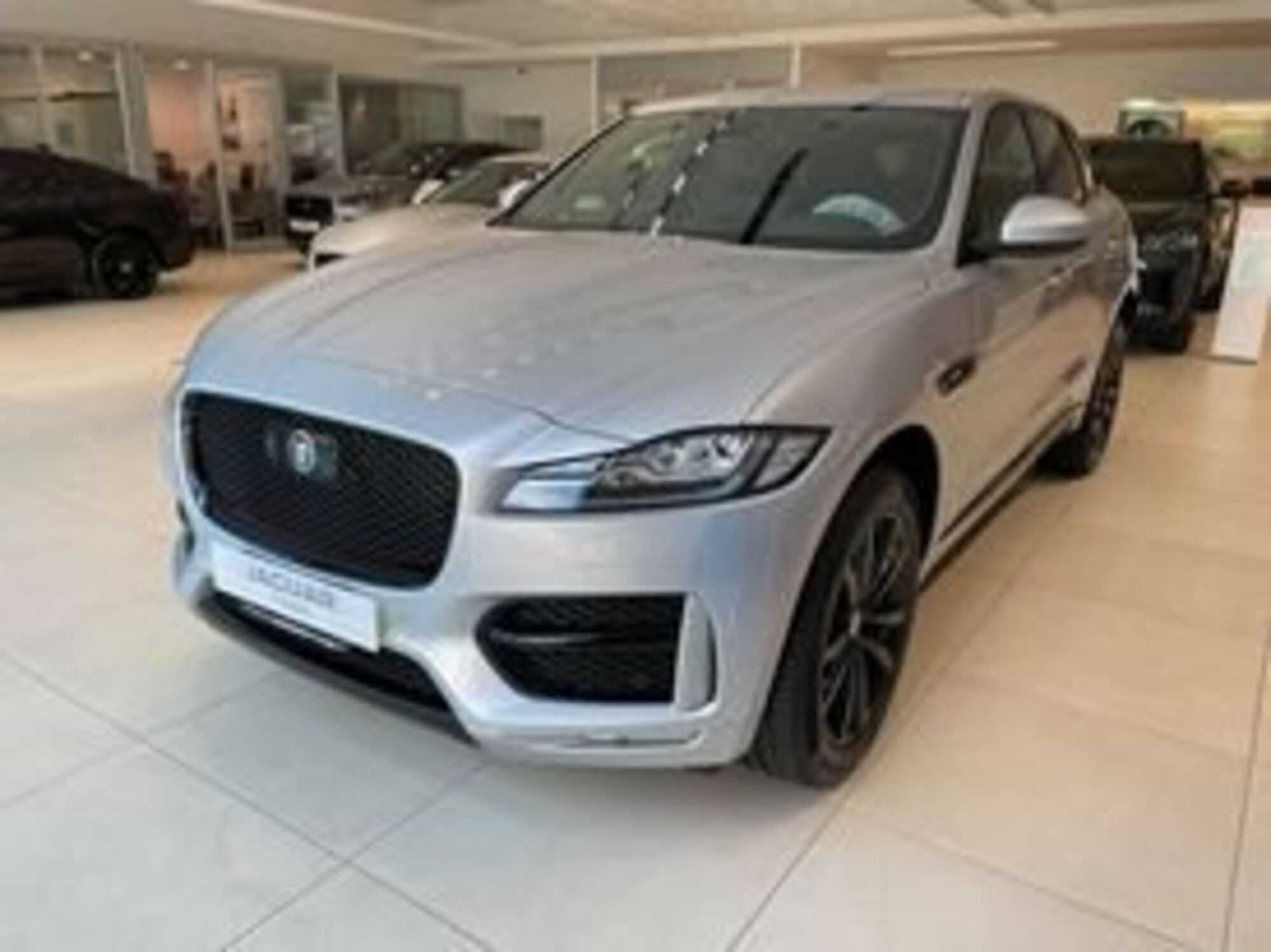 Jaguar F-Pace 2.0 D 240 CV AWD aut. R-Sport  nuova a Forli&#039;