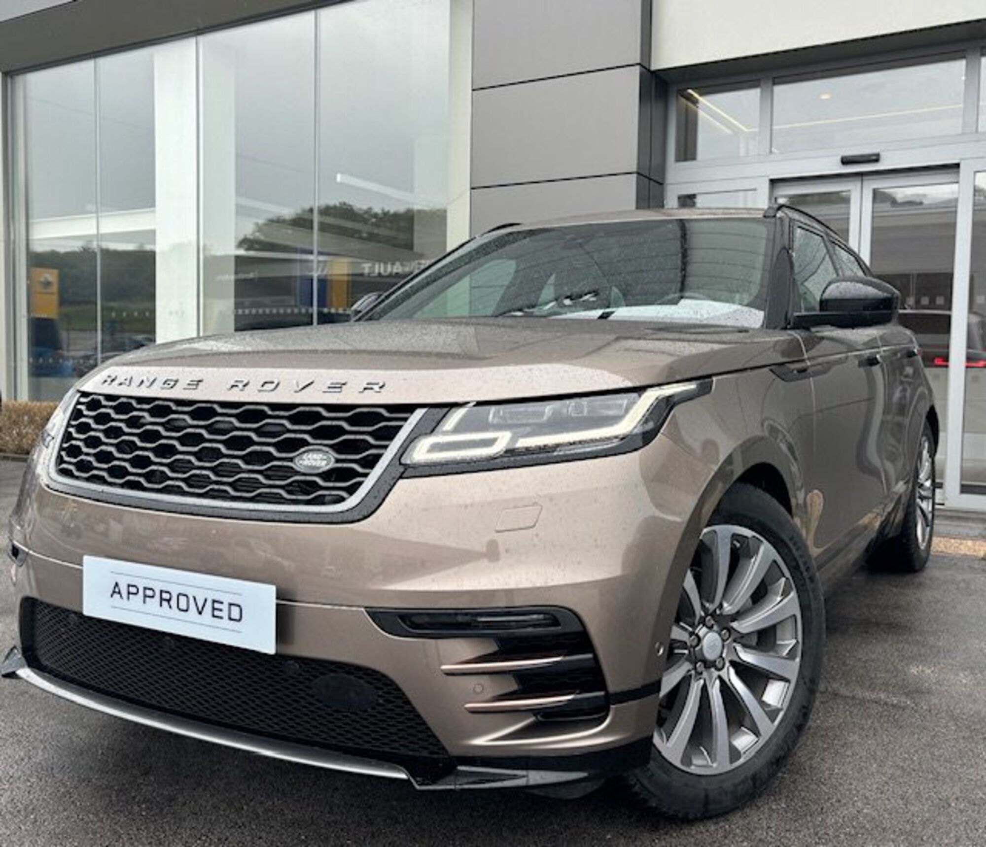 Land Rover Range Rover Velar 2.0D I4 240 CV R-Dynamic SE  del 2018 usata a Pesaro